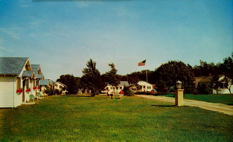 Nova Motel (Larsens Tourist Court) - Old Postcard (newer photo)